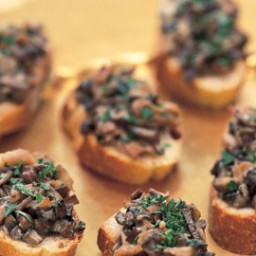 Crostini with Mushrooms, Prosciutto, and Blue Cheese