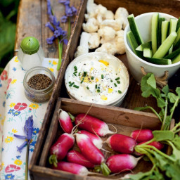 Crudités with cream cheese and herb dip