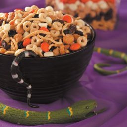 Crunchy Halloween Snack Mix
