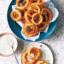 Crunchy onion rings with buttermilk dip