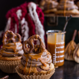 Butterbeer Cupcakes w/ Treacle Butter Frosting + Chocolate Covered Pretzels