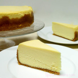 Dense and Creamy Vanilla Cheesecake Recipe