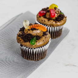 Dirt Cupcakes {Easy Recipe With Gummy Worms and Oreos}