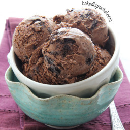 double-chocolate-ice-cream-with-cookie-pieces-2732280.jpg