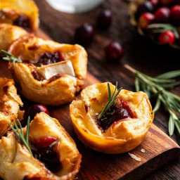 Easy Cranberry Brie Bites with Puff Pastry