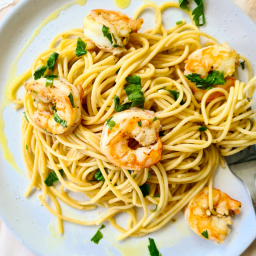 Easy garlic prawn pasta
