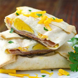 Easy Ham and Cheese Breakfast Pockets Recipe