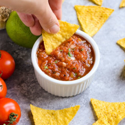 Easy Homemade Salsa (7 ingredients, 5 minutes)