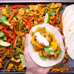 Easy Oven-Baked Sheet Pan Chicken Fajitas (with Video)