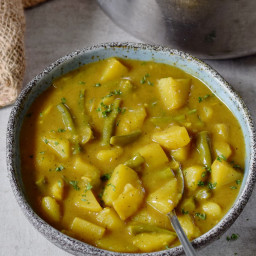 Easy Potato Curry Recipe | Aloo Curry (Vegan)