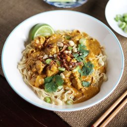 egg-noodles-in-rich-chicken-curry-sauce-khao-soi-1336095.jpg