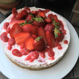 Ein köstlicher No bake Kuchen mit Erdbeeren