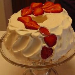 Elegant and Dramatic Strawberry Cream Cake