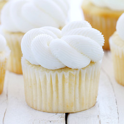 elegant-white-cupcakes-1570728.jpg