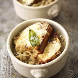 English onion soup with sage and Cheddar