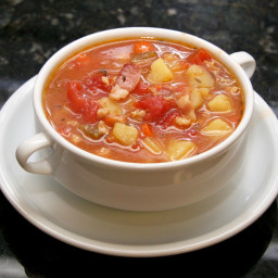 Enjoy This Slow Cooker Manhattan Clam Chowder With Tomatoes and Bacon