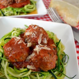 Espagueti de zucchini o calabacita con albóndigas y salsa de tomate (sin pa