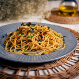 Espaguetis 'wafu' con setas: una deliciosa receta de pasta de fusión italoj