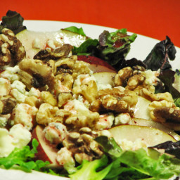 Field Salad With Pears and Blue Cheese