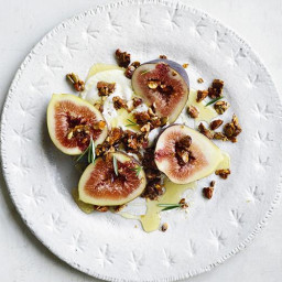Figs with cardamom yoghurt and nut crumble