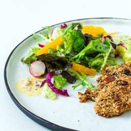 Fitness-Salat mit Orangendressing und Müslihähnchen