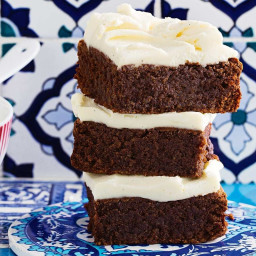 Flourless walnut brownies with whipped cream