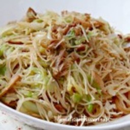 Fried Bee Hoon with Cabbage and Stewed Pork (Serves 4)