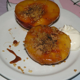 Fried peaches with honey, cinnamon, pistachio and breadcrumbs