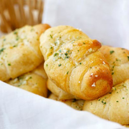 garlic-butter-cheesy-crescent-rolls-2104386.jpg