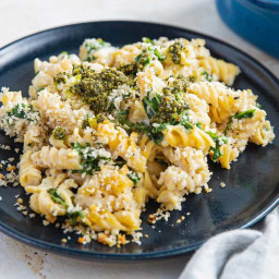 Garlicky Kale Mac n’ Cheese with Crispy Breadcrumbs & Pesto
