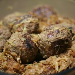 german-meatballs-with-red-cabbage-2.jpg