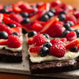 gluten-free-brownie-and-berries-dessert-pizza-2778981.jpg