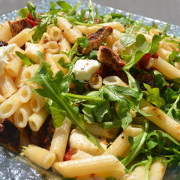 {Gluten-Free} Penne with Grilled Chicken, Sun-Dried Tomatoes, Arugula and M