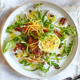 Goat’s cheese, pear and candied pecan salad