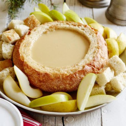 Gouda-and-Beer Fondue Bread Bowl