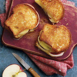 Grilled Apple and Cheddar Sandwiches