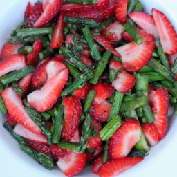 Grilled Asparagus and Strawberry Salad