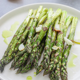 Grilled asparagus with garlic and lemon
