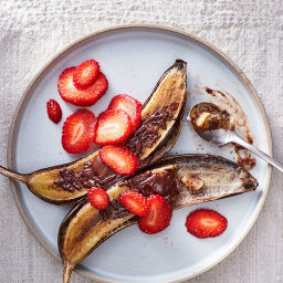 Grilled bananas with cinnamon and chocolate