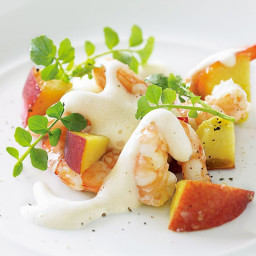 Grilled prawns with peaches and champagne sauce