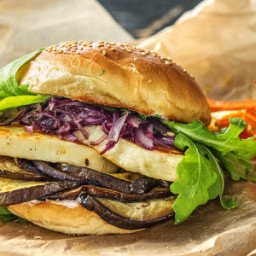 Halloumi-Auberginen-Burger mit Zwiebelrelish und Pastinaken-Karotten-Stäbch