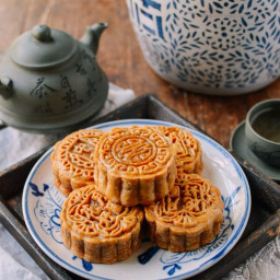 Ham and Nut Mooncakes (Wu Ren Yue Bing 五仁月饼)