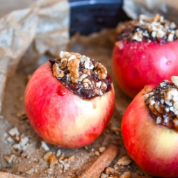 Healthy Baked Apples With Cinnamon, Oats and Pecans