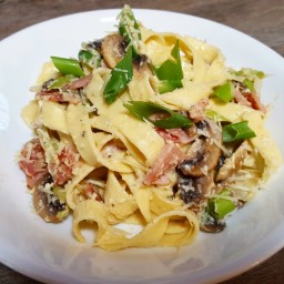 Healthy creamy carbonara pasta