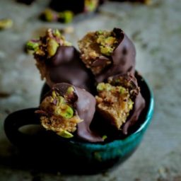 Healthy Pistachio Snickers Bar – Raw, Vegan and Gluten Free