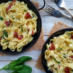 Creamy Vegan Pasta with Sun-Dried Tomatoes and Basil