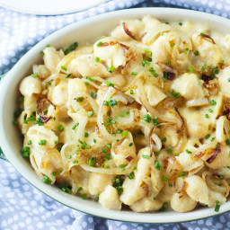 Caramelized Onion and Gouda Mac & Cheese