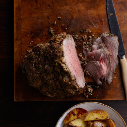 horseradish-crusted-beef-with-roasted-potatoes-and-shallots-2083560.jpg