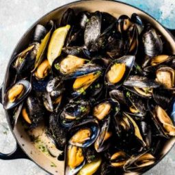 How to Cook Mussels + a mussels in white wine recipe!