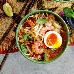 How to make chicken and coconut curry laksa